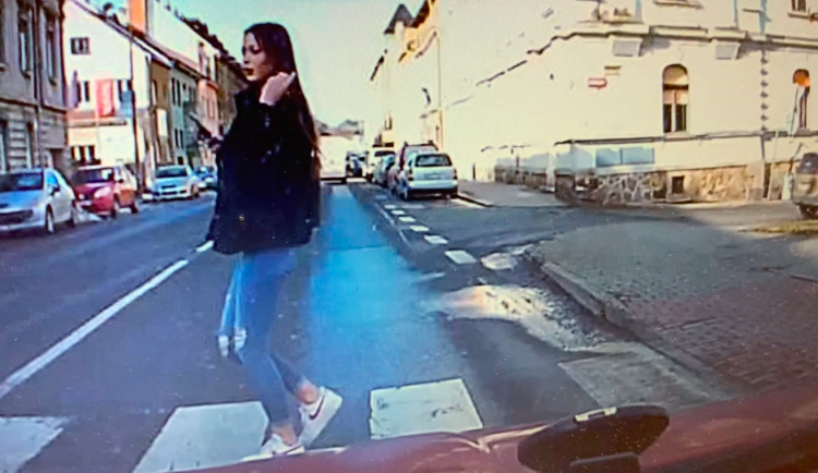 Nebezpečný manévr zachytila palubní kamera. Předjíždějící řidič málem smetl přecházející dívku.