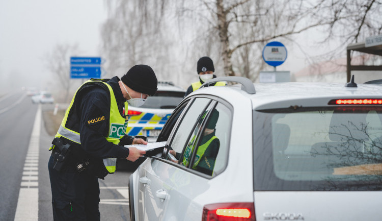 Během prvního dne provedli policisté téměř 6000 kontrol. Do kraje nepustili 39 aut