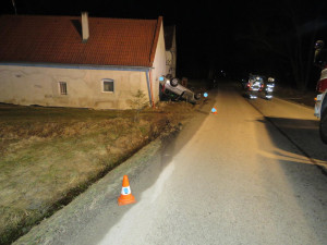 Opilý řidič otočil své auto na střechu, zastavil se až o dům u silnice