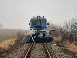 Vlak u Nedabyle srazil auto. Jedna osoba nehodu nepřežila