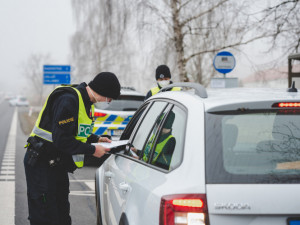Během prvního dne provedli policisté téměř 6000 kontrol. Do kraje nepustili 39 aut