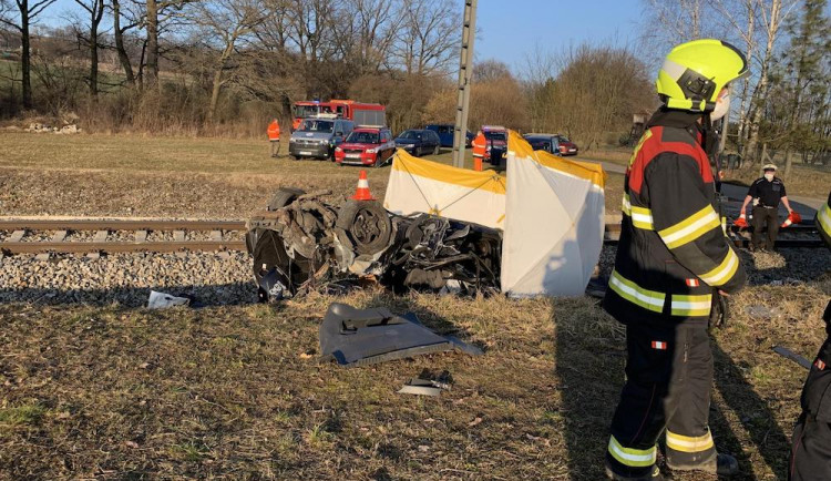 Vlak u Nedabyle srazil auto. Jedna osoba nehodu nepřežila