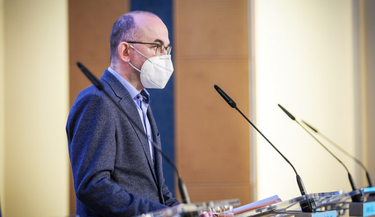 Hejtmani budou moct do nemocnic povolat další lékaře a sestry