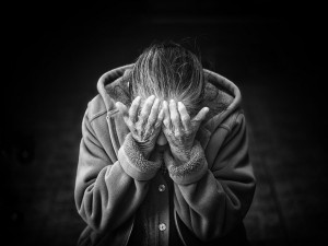 Tři měsíce napadal a okrádal seniorku. Po posledním útoku skončila žena v nemocnici