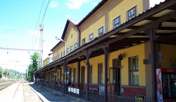 Správa železnic začala rekonstruovat výpravní budovu v Písku. Vrátí se její historický vzhled