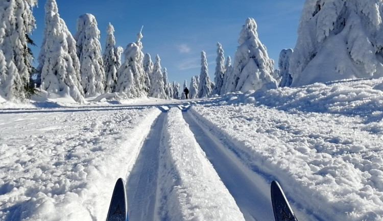 Pro jednou patří Jizerky jen místním. Ti si užívají upravených a prázdných tratí
