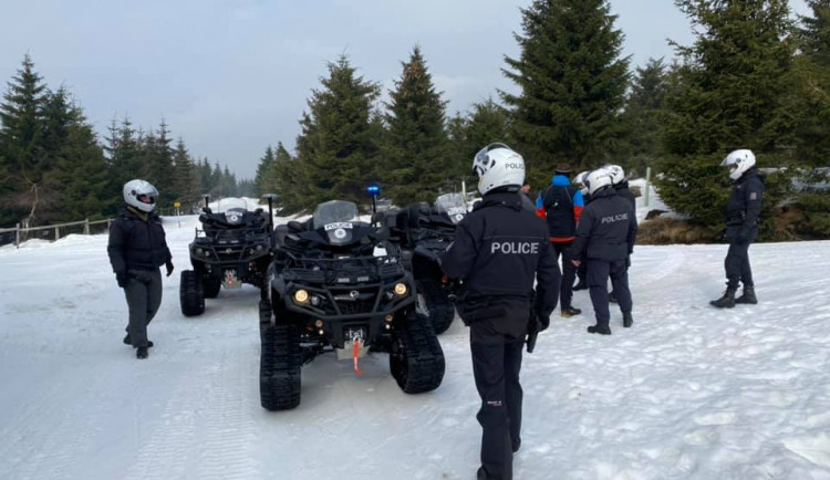 Policisté vyrazili do nitra Jizerek. Na čtyřkolkách kontrolovali běžkaře, sklidili vlnu kritiky