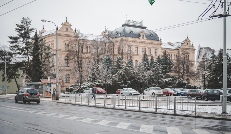 POLITICKÁ KORIDA: Co si myslí zastupitelé o novém zábradlí na Senovážném náměstí?