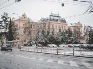 POLITICKÁ KORIDA: Co si myslí zastupitelé o novém zábradlí na Senovážném náměstí?