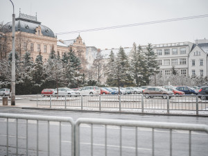 POLITICKÁ KORIDA: Co si myslí zastupitelé o novém zábradlí na Senovážném náměstí?
