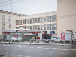 POLITICKÁ KORIDA: Co si myslí zastupitelé o novém zábradlí na Senovážném náměstí?