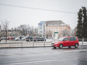 POLITICKÁ KORIDA: Co si myslí zastupitelé o novém zábradlí na Senovážném náměstí?