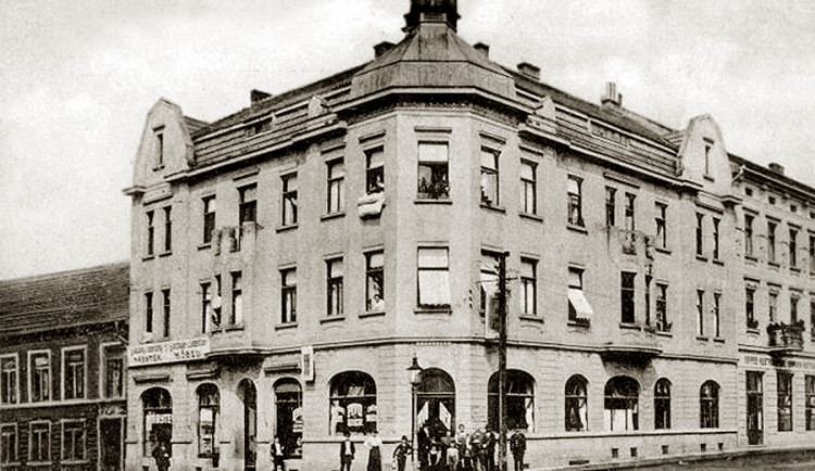 Hotel Fried z roku 1911 na rohu Lannovky a Nádražní.