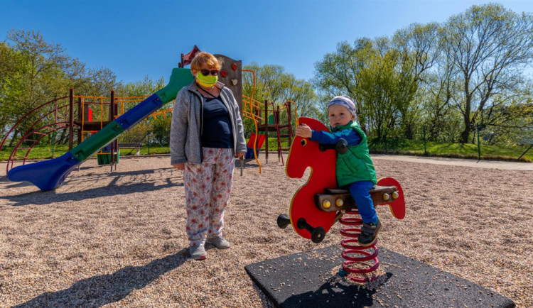 Dětská hřiště v kraji zůstávají otevřená. Pro města je náročné případné uzavření ohlídat