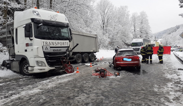 Řidič osobáku dostal smyk a narazil do kamionu. Na místě zemřel