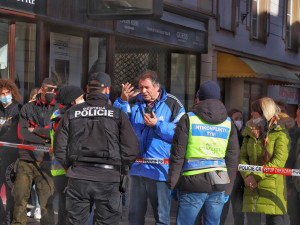 V Písku proti vládě protestovalo pět desítek lidí. Přijel i poslanec Volný