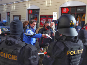 V Písku proti vládě protestovalo pět desítek lidí. Přijel i poslanec Volný