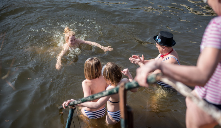 Víc než sedm stovek otužilců se dnes vykoupalo v přírodě. Zapojili se do celorepublikové akce