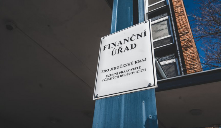 Stát zřejmě o měsíc prodlouží termín pro daňové přiznání