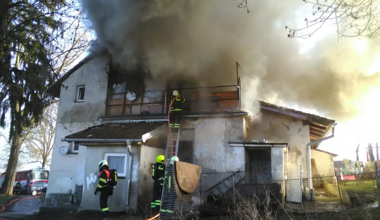 Požár bytového domu nezpůsobila technická závada. Případ bude řešit policie