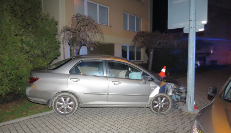 Opilý řidič naboural do veřejného osvětlení. V nemocnici nadýchal čtyři promile