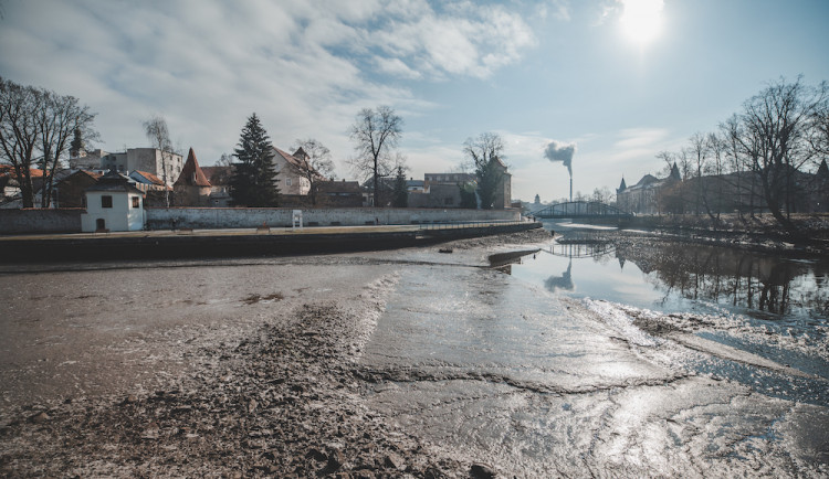 Kvůli opravě Jiráskova jezu muselo Povodí Vltavy snížit hladinu řek ve městě