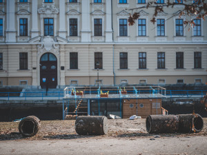 Kvůli opravě Jiráskova jezu muselo Povodí Vltavy snížit hladinu řek ve městě