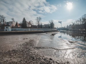 Kvůli opravě Jiráskova jezu muselo Povodí Vltavy snížit hladinu řek ve městě