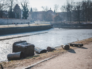Kvůli opravě Jiráskova jezu muselo Povodí Vltavy snížit hladinu řek ve městě