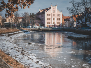 Kvůli opravě Jiráskova jezu muselo Povodí Vltavy snížit hladinu řek ve městě