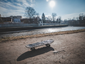 Kvůli opravě Jiráskova jezu muselo Povodí Vltavy snížit hladinu řek ve městě