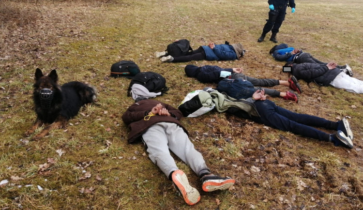 Policie zadržela na jihu Čech skupinku migrantů z Afghánistánu. Do Česka je přivezl kamion jedoucí z Rumunska