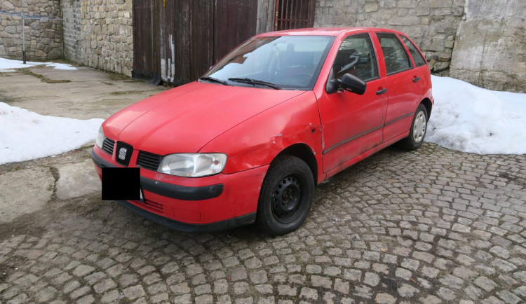 V zatáčce si moc najel a srazil se s protijedoucím vozem. Z místa ujel