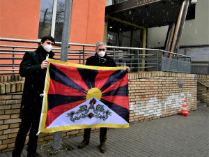Před budovou Krajského úřadu Jihočeského kraje zavlála tibetská vlajka
