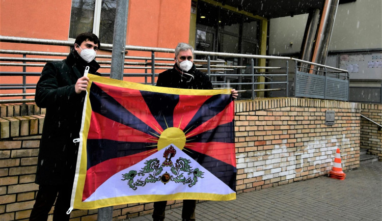 Před budovou Krajského úřadu Jihočeského kraje zavlála tibetská vlajka.