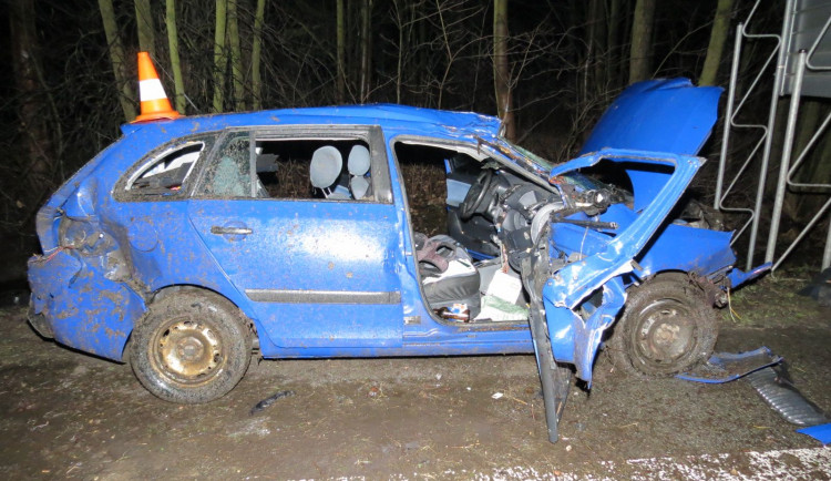 Další tragická nehoda na jihu Čech. Řidič nepřežil náraz do stromu, spolujezdec skončil v nemocnici