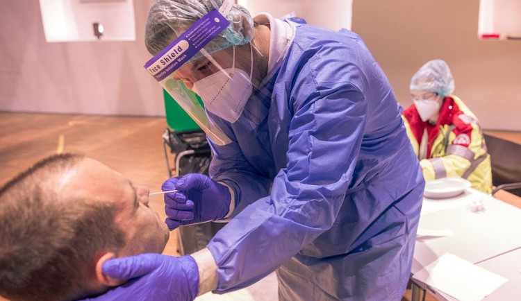 Český Krumlov nakoupil pro zaměstnance přes 2000 testovacích sad