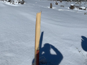 Ulomená cedule na Jezerní hoře.