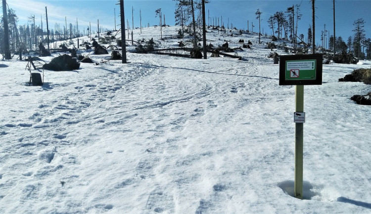 Nejvíce mají vandalové spadeno na tuto ceduli. Tady ještě cedule na Jezerní hoře před zničením.