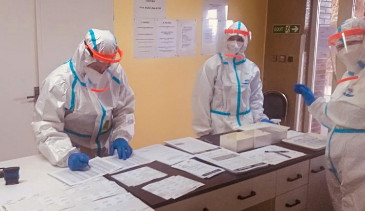 Do náročné služby zdravotníků skočil strakonický voják rovnýma nohama.