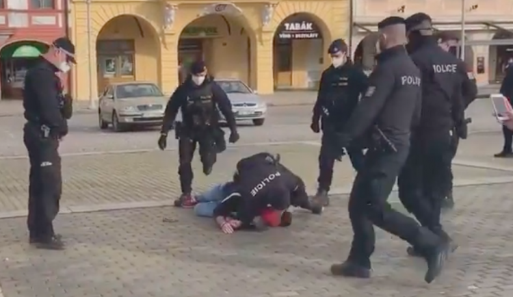 Víkendový zákrok policie bude vyšetřovat odbor vnitřní kontroly