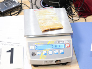 Zaměstnanec bezpečnostní agentury si vydělával miliony jako drogový dealer. Jeho byznys utnula policie