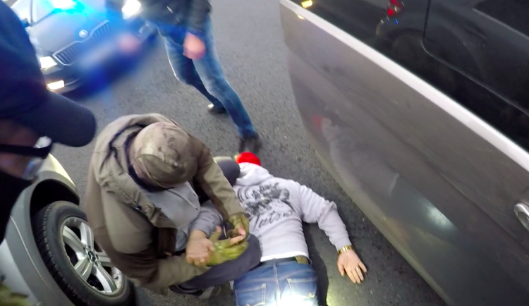 Zaměstnanec bezpečnostní agentury si vydělával miliony jako drogový dealer. Jeho byznys utnula policie.