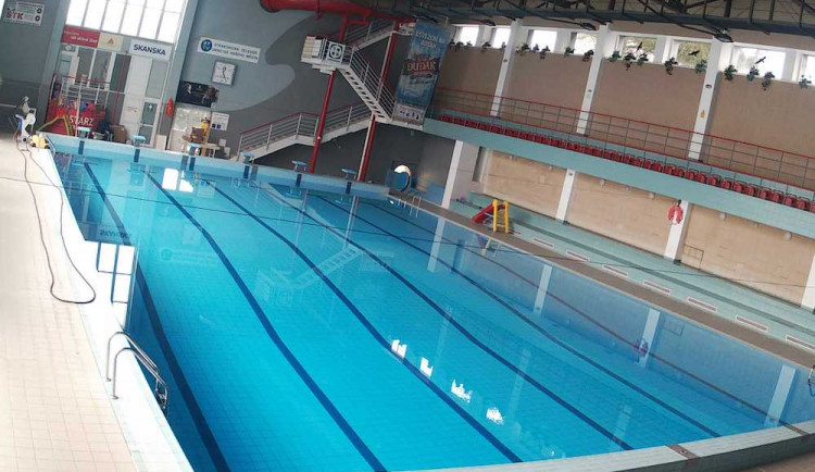 Strakonice opraví střechu bazénu, je v havarijním stavu