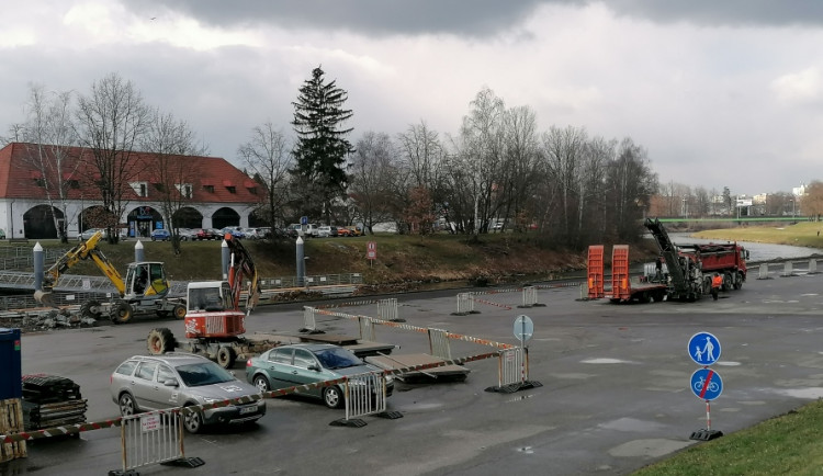 Na náplavce vzniká nové přístaviště. Cyklostezka bude bez omezení