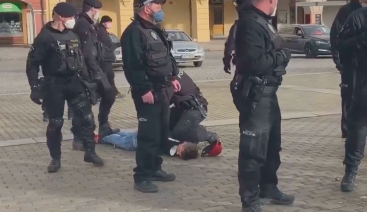 Zákrok proti mladíkovi na budějckém náměstí byl oprávněný, uvedl policejní ředitel Švejdar