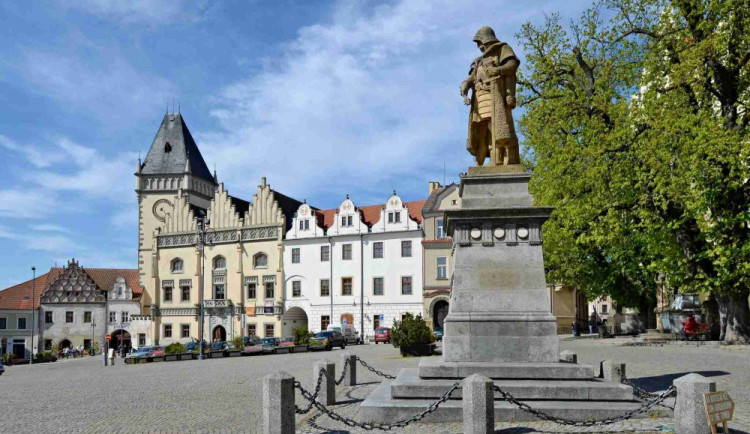 Socha Jana Žižky se zahalí do lešení.