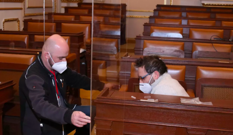 Plexisklo pro Volného a Bojka zaplatí daňoví poplatníci.