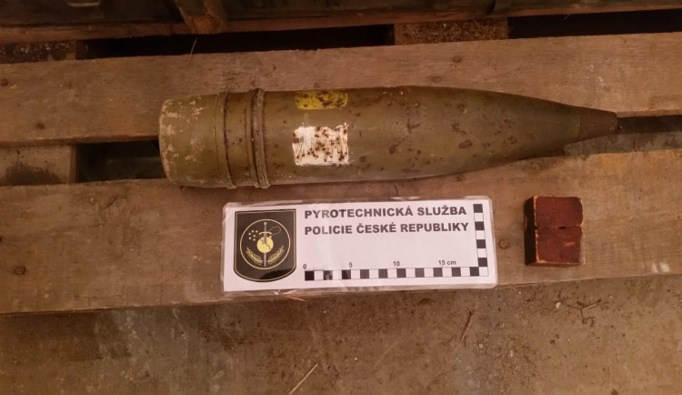 Senior přijel na policii odevzdat dělostřelecký granát. Střela byla funkční