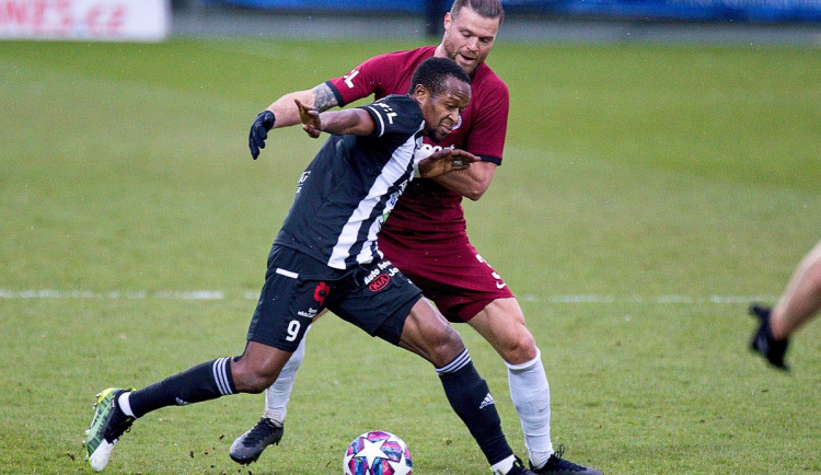 Dame Diop v souboji s obráncem Sparty Ondřejem Čelůstkou.